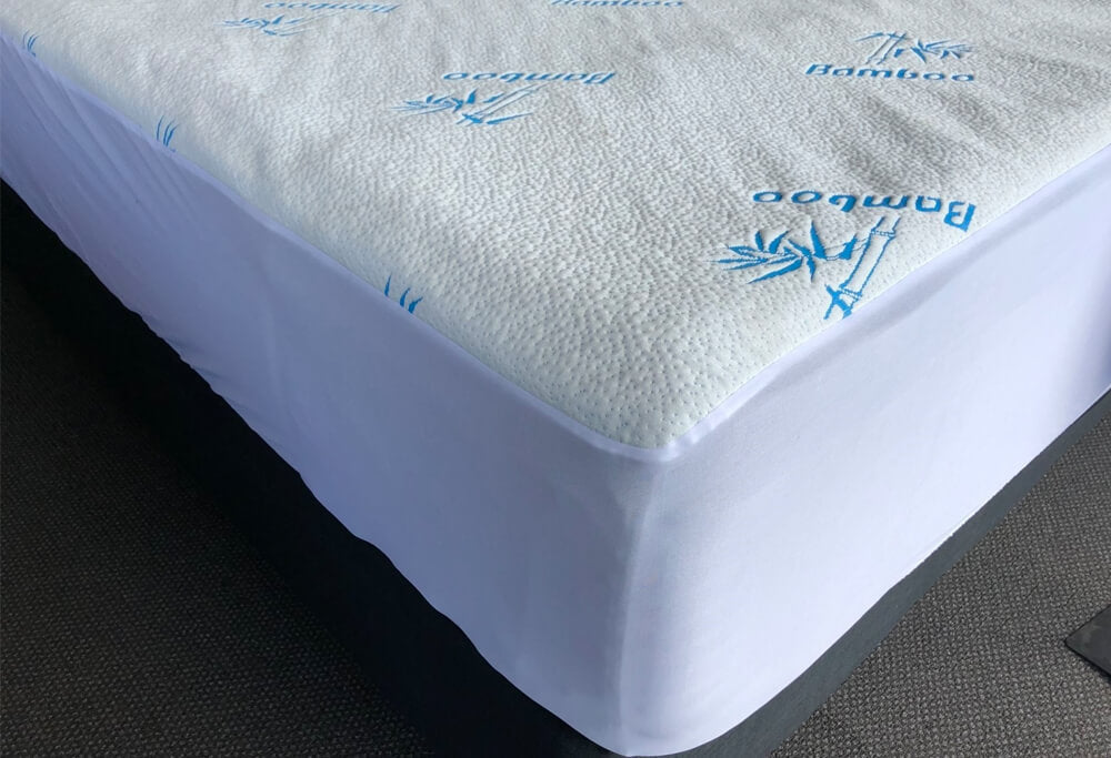 Single-size waterproof mattress protector in bamboo fabric, highlighting its fitted sheet design and waterproof features.